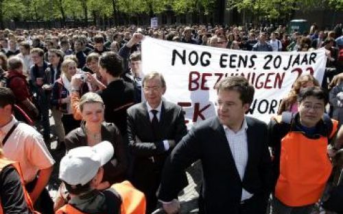 DEN HAAG - Ruim duizend studenten hebben woensdag op het Plein in Den Haag geprotesteerd tegen de plannen van staatssecretaris Rutte (Onderwijs). De bewindsman (rechts op de foto) kon zich tijdens de manifestatie bijna niet verstaanbaar maken omdat de dem