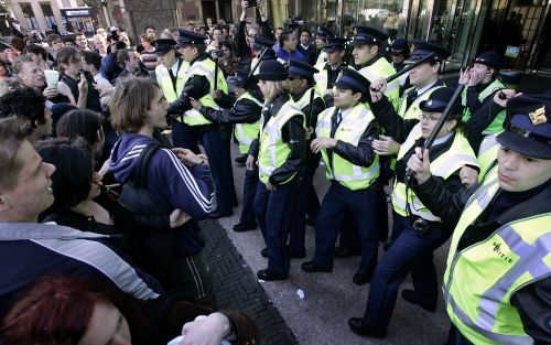 DEN HAAG â€“ Politieagenten houden een groep demonstrerende studenten in bedwang. De actievoerders, die in het geweer kwamen tegen de plannen van staatssecretaris Rutte met het hoger onderwijs, probeerden gistermiddag het gebouw van de Tweede Kamer binnen