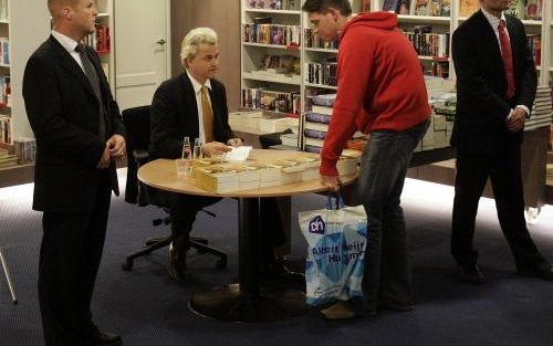 DEN HAAG - Tweede Kamerlid Geert Wilders wordt donderdagavond geflankeerd door bodyguards, tijdens een signeersessie van zijn boek Kies voor Vrijheid bij de Haagse boekhandel Paagman. Foto ANP