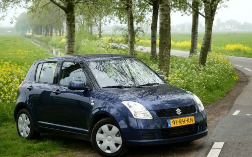 De nieuwe Suzuki Swift is behoorlijk ruim en rijdt goed, maar stuurt minder. Foto’s RD, Anton Dommerholt