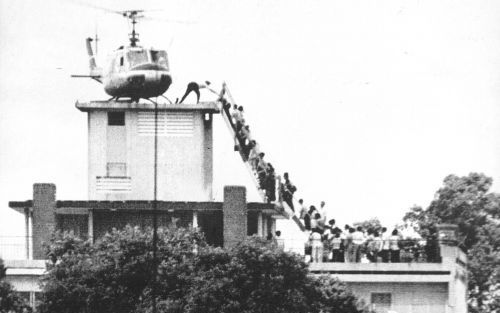 SAIGON â€“ De beroemde foto uit 1975 waarop tientallen Vietnamese burgers elkaar op het dak van de Amerikaanse ambassade in Saigon verdringen om mee te kunnen met een Amerikaanse helikopter. Foto EPA