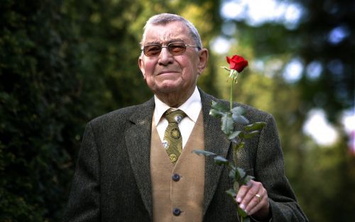 Emoties tekenen zich af op het gezicht van een bezoeker van de herdenking van de bevrijding van het vernietigingskamp Dachau. Gisteren was het zestig jaar geleden dat het kamp bevrijd werd door de Amerikanen. Bij de herdenking waren enkele voormalige geva