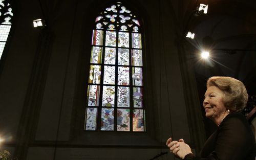 AMSTERDAM â€“ Koningin Beatrix klapte vridag bewonderend in haar handen bij het zien van het glas in loodraam ter ere van haar 25 jarig ambtsjubileum in de Nieuwe Kerk in Amsterdam. Naast haar beeldend kunstenaar Marc Mulders. Hij maakte het nationaal aan