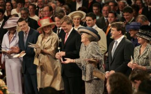 DEN HAAG - In de Ridderzaal in Den Haag wordt het jubileum van koningin Beatrix gevierd. De Koningin werd toegezongen door het Kabinet en leden van de Tweede Kamer onder leiding van zangeres Maaike Widdershoven. Van links naar rechts op de eerste rij: pri