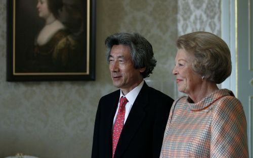 DEN HAAG â€“ De Japanse premier Koizumi en koningin Beatrix poseren in Paleis Huis ten Bosch. Maandag bezocht de Japanse regeringsleider onder meer Luxemburg, Den Haag, Amsterdam en Brussel. In ons land sprak hij zowel met premier Balkenende als de Koning