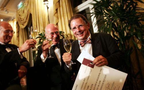 AMSTERDAM â€“ Schrijver Willem Jan Otten (r.) kreeg maandag de Libris Literatuur Prijs voor zijn roman ”Specht en zoon”. Foto ANP