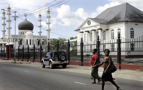 PARAMARIBO â€“ Een moskee in de Surinaamse hoofdstad Paramaribo. Voorganger Harold Karsters van de Evangelische Broedergemeente: „Men kan leren van Suriname, waar christendom, islam en hindoeÃ¯sme zonder problemen naast elkaar bestaan. Hier worden geen me