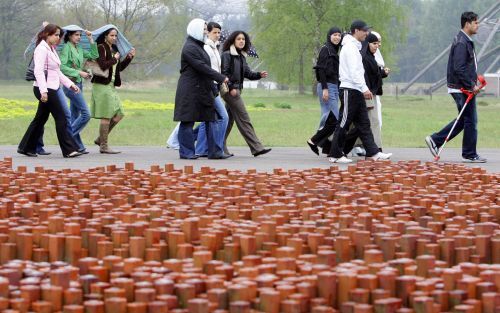 WESTERBORK â€“ Marokkaanse jongeren lopen langs de 102.000 herdenkingssteentjes in het voormalige Kamp Westerbork. Ieder steentje herinnert aan een weggevoerde jood of zigeuner. Enkele honderden Marokkanen bezochten maandag het doorgangskamp Westerbork. F