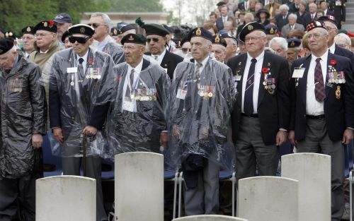 GROESBEEK â€“ Veteranen uit onder meer Canada en Schotland op de Canadese erebegraafplaats in Groesbeek. Koningin Beatrix legde dinsdag tijdens een plechtigheid een krans ter nagedachtenis aan de gesneuvelde militairen. Eveneens aanwezig was gouverneur ge