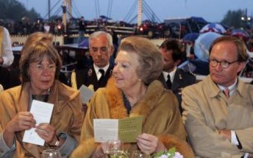 AMSTERDAM - Koningin Beatrix is donderdagavond aanwezig bij het concert waarmee de Nationale Viering van de Bevrijding officieel wordt afgesloten. Het concert vindt traditiegetrouw plaats op en rond de Amstel. Links van de koningin zit E. Swaab, voorzitte