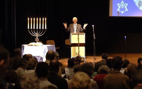 HARDERWIJK â€“ De Stichting IsraÃ«l en de Bijbel hield donderdag in het Cultureel Centrum in Harderwijk haar jaarlijkse landdag. De bijeenkomst trok zo’n 400 bezoekers. - Foto Bram van de Biezen