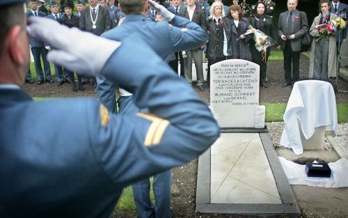 ZUILICHEM â€“ Nabestaanden van de 81 jarige Canadese oorlogsveteraan Mike Cassidy hebben zijn as woensdagmiddag op de begraafplaats van Zuilichem begraven. Daar lagen al zijn strijdmakkers die in april 1945 omkwamen tijdens de bevrijding van Nederland. - 