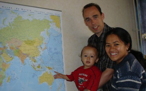 ZOETERMEER â€“ Gertjan en Glenda Kamphorst zullen zondagmiddag, samen met hun zoontje Johan, voor de MAF worden uitgezonden naar Papoea Nieuw Guinea. Johan wijst aan waar het gezin zal gaan wonen. Foto MAF