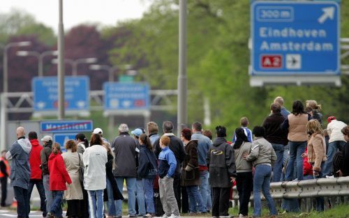 MAASTRICHT: Honderden belangstellenden wachten zaterdagavond tevergeefs bij knooppunt De Geusselt om een glimp op te vangen van de Amerikaanse president Bush. Bush draaide iets eerder de snelweg af. De snelweg bij Maastricht is urenlang afgesloten zaterda