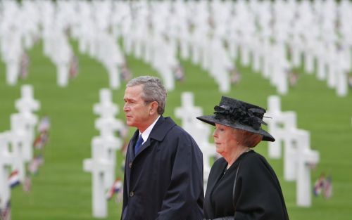 MARGRATEN - De Amerikaanse president Bush en koningin Beatrix komen zondagochtend aan op de militaire begraafplaats in Margraten. Foto ANP