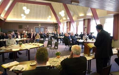 SLIEDRECHT - De Spaanse Evangelische Zending hield zaterdag in Sliedrecht haar jaarvergadering. Evangelist B. Coster sprak over de verhouding tussen gereformeerde protestanten en evangelischen in Spanje. - Foto Rinie Boon