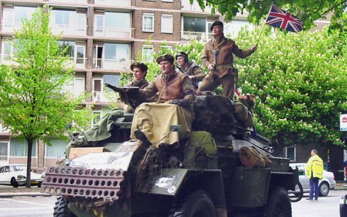 AMSTERDAM â€“ Een van de honderd oude legervoertuigen met Canadese oorlogsveteranen en hun familieleden die zaterdagochtend door Amsterdam trokken. De tocht stond in het teken van de bevrijding van de hoofdstad zestig jaar geleden. Foto FBF.NL