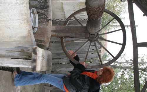 In de tijd dat een goede waterput onmisbaar was, met name op het platteland, werd vaak met een wichelroede een geschikte plaats uitgezocht om een put te graven. Foto Cees Buys