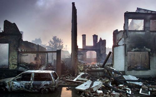 ENSCHEDE - Het verpakkingsmateriaal dat om het vuurwerk zat van SE Fireworks is mede de oorzaak van de enorme omvang van de vuurwerkramp in Enschede op 13 mei 2000. Archieffoto ANP