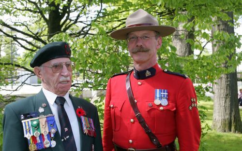 APELDOORN â€“ De Canadese veteraan Fred J. Kidd (l.) met een lid van de Royal Canadian Mounted Police. „Nederlanders en Canadezen; het is net een grote familie.” Foto Cees Buys