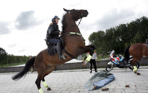 AMSTELVEEN â€“ De bereden politie gaf maandag een demonstratie bij de presentatie in Amstelveen van de campagne ”Weet wat je doet als je een paard ontmoet”. Het doel is mensen die nooit met paarden omgaan bewust te maken van de reacties van de dieren in h