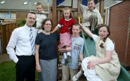 METEREN â€“ De familie Ruissen uit Meteren. Van links naar rechts: Erik Ruissen, op de touwladder Hilco, Corina, Cathinka, Arwin, op de glijbaan Jorian en Elise. Foto RD, Anton Dommerholt