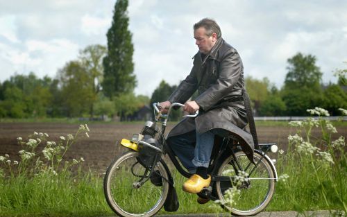 APELDOORN â€“ Johan Buitenhuis op een geleende Solex. In het Franse CourriÃ¨re wordt vanaf juni de fiets met hulpmotor weer geproduceerd. De Nederlandse importeur kreeg al honderden aanmeldingen binnen van belangstellenden. Foto RD, Anton Dommerholt