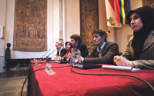 UTRECHT â€“ In het Academiegebouw in Utrecht werd dinsdagavond een debat gehouden over de plaats van religie in de samenleving. Achter de tafel (van rechts naar links): Aysegul Eskikoy, dr. Stefan Paas, forumleider mr. Cor Verkade, Tineke Huizinga en dr. 