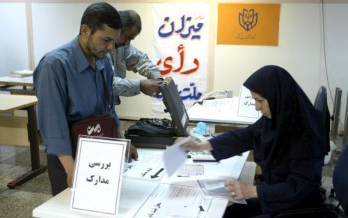 TEHERAN â€“ Kandidaten voor de Iraanse presidentsverkiezingen van 17 juni kunnen zich sinds gisteren laten registreren. De inschrijving sluit zaterdagavond. Foto EPA