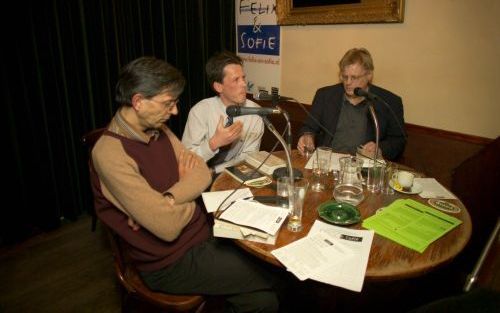 AMSTERDAM â€“ Is theologie een wetenschap of niet? Met deze vraag als inzet gingen dr. Gijsbert van den Brink (m.) en dr. Henri Krop (l.) in het Amsterdamse Filosofische CafÃ© Felix &amp; Sofie dinsdagavond met elkaar in debat. Jan Dirk Snel (r.) leidde d