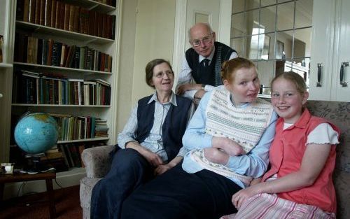 IJSSELMUIDEN â€“ De familie Bart uit IJsselmuiden. Van links naar rechts: moeder en vader Bart, Ineke en Jenneke. De overige negen kinderen uit het gezin ontbreken op de foto. - Foto RD, Anton Dommerholt