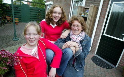 NIEUWE TONGE â€“ De familie Van der Waal uit Nieuwe Tonge. Links vooraan Iris, daarachter Manon en hun moeder. Foto RD, Anton Dommerholt