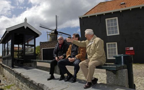 ZIERIKZEE â€“ Ouderen op het leugenbankje aan de haven in Zierikzee. „Dit is toch prima, zoals we hier zitten? Je moet dat niet te veel opblazen. Kijk, als we nou de hele dag flesjes bier zaten te drinken, dan zou ik daar ook bezwaar tegen hebben. Maar da