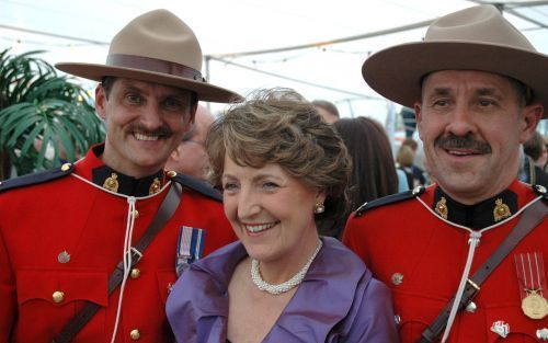 Een spontaan moment tijdens een receptie aan boord van het marinefregat Hr. Ms. Tromp dinsdag. Prinses Margriet poseert met twee leden van het beroemde politiekorps Royal Canadian Mounted Police, gestoken in karakteristieke uniformen. Foto’s RD