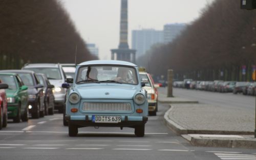 In Berlijn en Dresden biedt de jonge ondernemer Rico Heinzig toeristen de mogelijkheid gedurende anderhalf uur het vroegere DDR gevoel te beleven. Zelf in een Trabant rijden blijkt aan te slaan bij toeristen. Foto’s RD