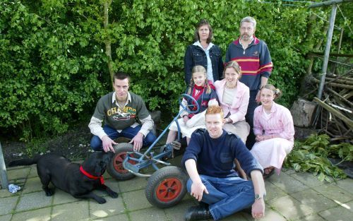 MEEUWEN â€“ De familie Burghout uit Meeuwen. Voor hun ouders staan v.l.n.r. Arik (17), Jelline (9), Margreth (14) en Pauline (11). Vooraan Leon (19). Foto RD, Anton Dommerholt