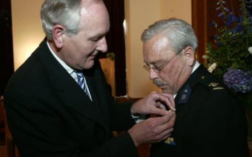 DEN HAAG - De leider van het Rampen Identificatie Team (RIT), Pieter Wiersinga (r.), is vrijdag benoemd tot Officier in de Orde van Oranje Nassau. Foto ANP