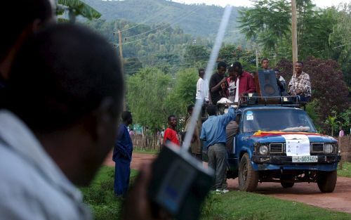 ADDIS ABABA â€“ Aanhangers van de regeringspartij in EthiopiÃ« proberen via radiopropaganda stemmen te winnen voor de verkiezingen van zondag. Voor het eerst in de Ethiopische geschiedenis is er ook voor de oppositie ruimte om campagne te voeren. Foto EPA