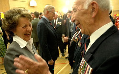 OTTAWA â€“ Prinses Margriet had vrijdag schik met een veteraan die in de Tweede Wereldoorlog in Nederland heeft gevochten. Zij en haar man Pieter van Vollenhoven (midden) sluiten zaterdagmiddag hun bezoek aan Canada af. Foto RD