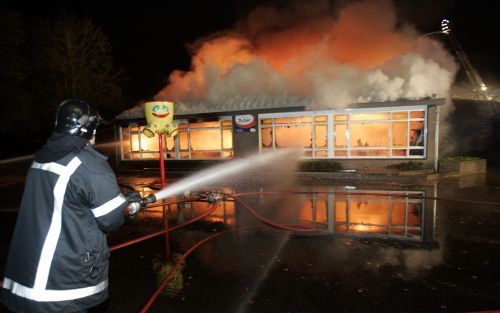 UDEN - Op 9 november vorig jaar brandde de islamitische basisschool Bedir in Uden helemaal af. De verdachten van brandstichting staan aanstaande woensdag voor de rechter. Foto ANP