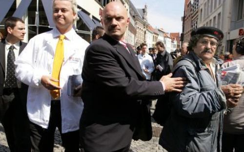 VENLO - Omringd door bodyguards deelt Geert Wilders maandag in Venlo folders uit. Een man die Turkse krantjes uitdeelt (R) wordt door een bodyguard aan de kant geduwd. Onder strenge veiligheidsmaatregelen is Tweede-Kamerlid Wilders maandag in zijn geboort