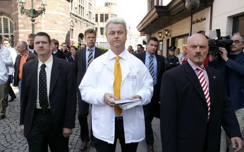 VENLO â€“ Tweede Kamerlid Wilders is maandag onder strenge veiligheidsmaatregelen in zijn geboorteplaats Venlo begonnen met zijn campagne tegen de Europese grondwet. „Ik probeer niet bang te zijn”, zei Wilders over de beveiliging en de bedreigingen aan zi