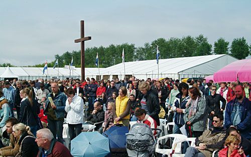 BIDDINGHUIZEN â€“ De meerdaagse pinksterconferentie van stichting Opwekking in Biddinghuizen trok de afgelopen dagen zo’n 45.000 bezoekers. Foto stichting Opwekking