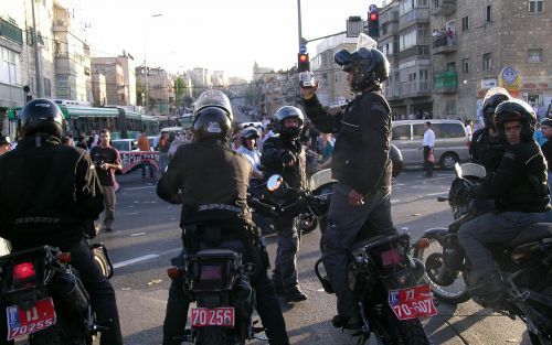 JERUZALEM â€“ De motorpolitie verschijnt op een kruispunt in Jeruzalem. Het beÃ«indigen van de blokkade gaat beginnen. Foto Alfred Muller