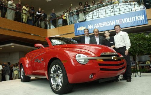 DETROIT â€“ De auto industrie in de Verenigde Staten bevindt zich in een moeilijke positie. De modellen sluiten vaak niet aan op de wensen van de markt, aldus kritiek van analisten. Op de foto de nieuwe SSR 6.0, die Chevrolet vorig jaar introduceerde. Fot