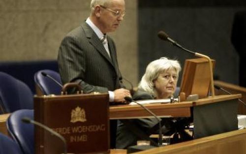 DEN HAAG - Minister Zalm presenteert op de derde woensdag in mei in de Tweede Kamer het Financiele Jaarverslag van het Rijk. Rechts president S. Stuiveling van de Rekenkamer ANP