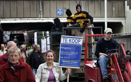 ROTTERDAM â€“ Personeel van Diergaarde Blijdorp protesteerde woensdag op ludieke wijze tegen bezuinigingsvoorstellen van de gemeente Rotterdam. Volgens de medewerkers staat het voort bestaan van de dierentuin op het spel. Het benodigde geld voor het verzo