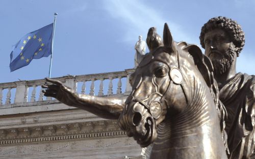 „De Paus persoonlijk heeft zich indringend bemoeid met het al of niet opnemen van God en de christelijke traditie in de grondwet en los van de vraag hoeveel succes hij daarmee gehad heeft, kan worden vastgesteld dat er veel aandacht is voor het rooms kath