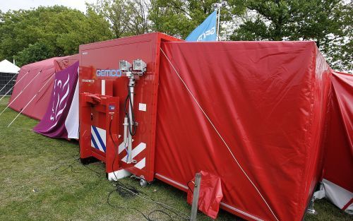 ARNHEM - Een van de ontsmettingscontainers staat klaar voor gebruik. De containers zijn bedoeld voor het ontsmetten van grote groepen burgers na bijvoorbeeld een gifgasaanval. Minister Remke (binnenlandse zaken) gaf donderdag zes containers aan de verschi