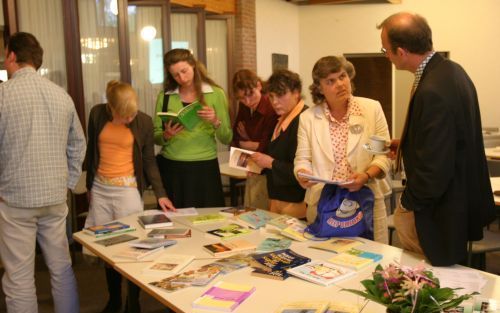 BUNSCHOTEN â€“ Het Landelijk Contact Jeugdverenigingen van de Christelijke Gereformeerde Kerken (LCJ) presenteerde donderdag, tijdens de jaarvergadering, de uitkomsten van een enquÃªte over de plaats van huisgodsdienst in gezinnen. In totaal werkten 324 j